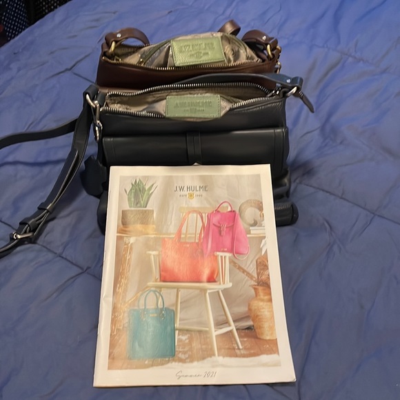 J.W. Hulme Designs - Two (2) Small Leather Crossbody, One Brown, One Navy Blue, - Picture 2 of 4